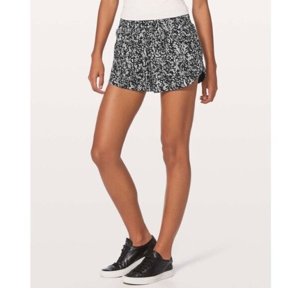 RARE Lululemon Reversible Choose A Side Chirasu Shorts I Size 6 - Picture 3 of 13